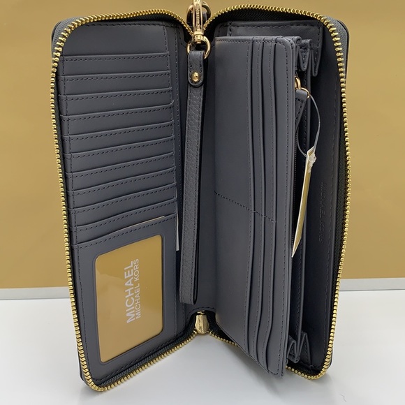 MICHAEL KORS LARGE TRAVEL CONTINENTAL WRISTLET WALLET HEATHER GREY COLOR
NWT - Picture 6 of 16